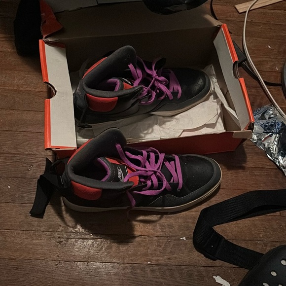 Selling sneakers - Picture 1 of 2